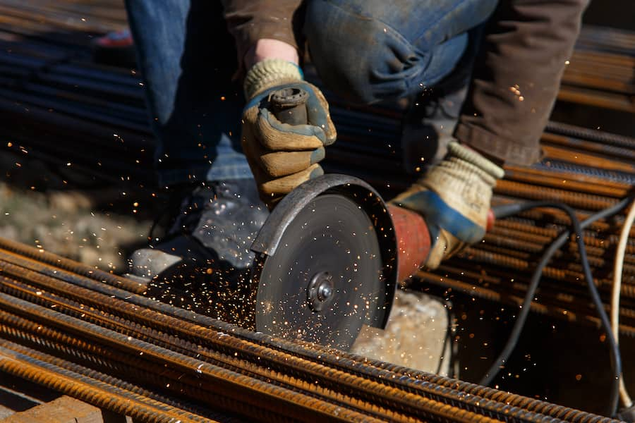 circular-saw-cutting